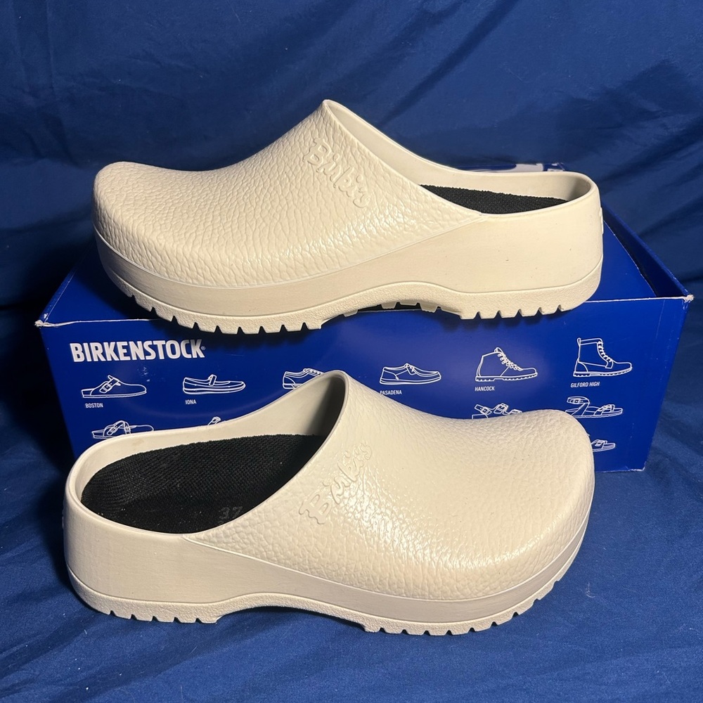 Birkenstock Women's Cream Slip-On Clogs size 39 women’s 8
